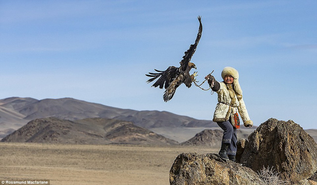 Cô gái huấn luyện đại bàng săn mồi. Ảnh chụp ở dãy núi Altai, Mông Cổ.